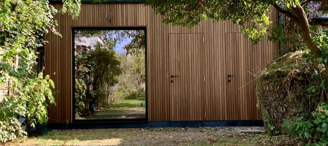 woodaert heeft dit prachtige bijgebouw/tuinhuis geplaatst met afwerking thermo ayous gevelbekleding 