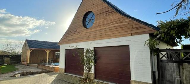 Woodaert inrichting van volledige tuin met eiken bijgebouw of poolhouse en terras en gevelbekleding afrormosia