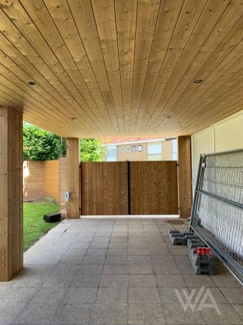 Carport met stalen poort in thermowood te roeselare in west vlaanderen